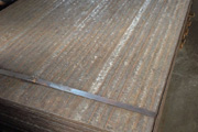 堆焊耐磨钢板表面开裂有哪些原因？